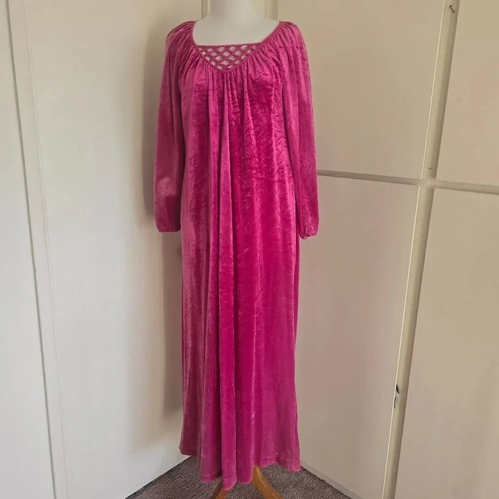 db Boutique Vtg. Hot Pink Velour Gown/Housecoat, Long Slv, V-Neck w/Lattice, S